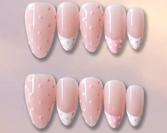 Uñas postizas con lunares rosas: puntas francesas en rosa suave con lunares, uñas minimalistas bonitas, uñas postizas brillantes hechas a mano, un elegante set de uñas para chicas.
