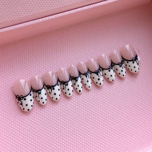 ポルカドットコケットプレスオンネイル - クラシックなポルカドットネイル、白黒フレンチチップネイル、キュートなリボン/ボウセット、エレガントで清潔感のある女の子の雰囲気
