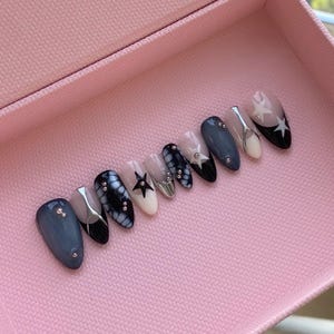 Starlight Chrome Press-On Nails - Handbemaltes Cosmic Set, Schwarzer Stern, Ultra-Modern, Futuristisch, Kantig, Cooler Mädchennagel, Y2k Star Nails
