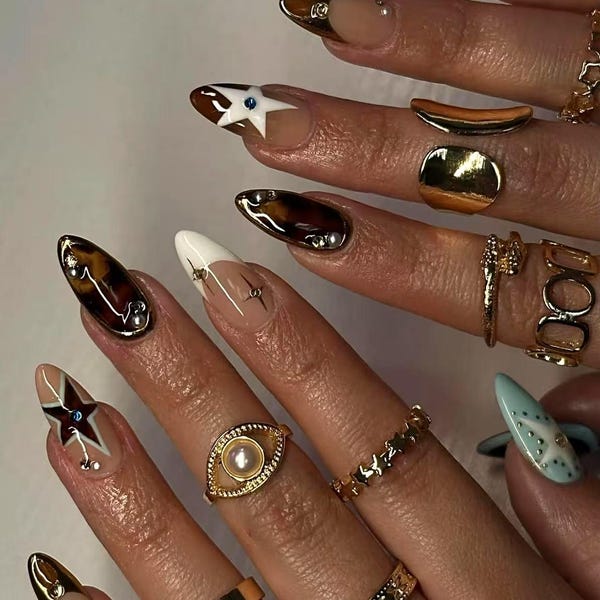 Unghie finte Midnight Rodeo: French Tips color tartaruga e oro, Nail Art Western Star, Unghie finte marroni di lusso, Unghie finte Boho Glam