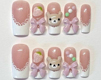 かわいいテディベアのつけ爪（ボタンチャームとストライプ柄のチップ