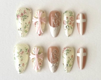 Uñas postizas con cruz de rosa vintage, uñas florales coquetas, uñas románticas victorianas, uñas postizas con punta francesa rosa