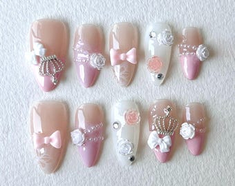 Uñas postizas de princesa, lazo coqueto, punta francesa rosa, rosa romántica, detalles de perlas.