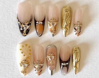 Uñas postizas Royal Cross: lujosas uñas 3D en cromo dorado con dijes de cruz, espirales metálicos y pedrería / Uñas góticas con efecto Y2K