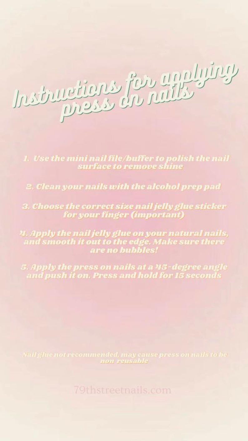 Pode incluir: Instru&ccedil;&otilde;es para aplicar unhas posti&ccedil;as. Use uma lima de unha mini ou um buffer para polir a superf&iacute;cie da unha, limpe com uma almofada de prepara&ccedil;&atilde;o de &aacute;lcool, escolha o tamanho correto do adesivo de cola de unha de gel&eacute;ia, aplique a cola em suas unhas naturais e pressione as unhas em um &acirc;ngulo de 45 graus. A cola para unhas n&atilde;o &eacute; recomendada, pois pode fazer com que as unhas posti&ccedil;as n&atilde;o sejam reutiliz&aacute;veis. 79thstreetnails.com