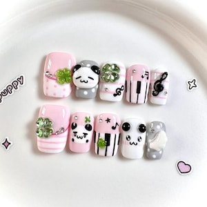 Uñas postizas Melody Panda: uñas retro originales hechas a mano con un bonito diseño de oso 3D, trébol rosa y teclas de piano, uñas kawaii.