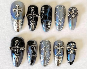 Uñas postizas góticas con cruz cromada: uñas con cruz 3D en negro y plata, uñas góticas grunge, arte de uñas alternativo, uñas cromadas oscuras hechas a mano