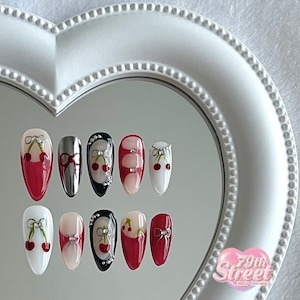 Cherry Me Press-on Nails - Handbemalte Kirschen und Schleifen, Hochglänzender Retro Glam Nagel, Süß und Edgy, Perfektes Coquette Set