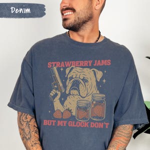 Lustiges Englische Bulldogge T-Shirt, Erdbeermarmeladen aber meine Glock nicht, Komfortfarben Englische Bulldogge T-Shirt Lustiges Meme Tee Bild 8