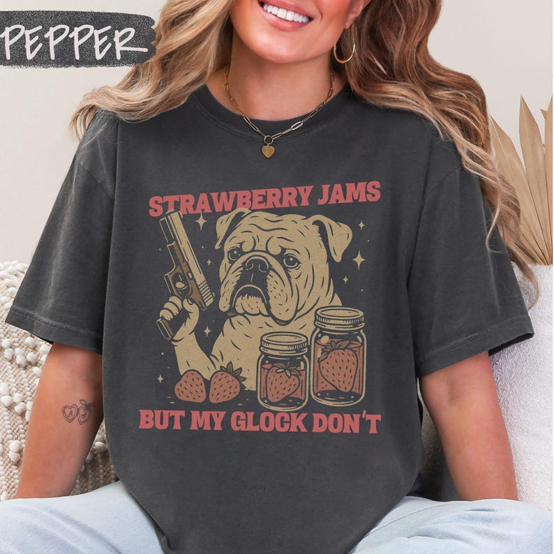 Lustiges Englische Bulldogge T-Shirt, Erdbeermarmeladen aber meine Glock nicht, Komfortfarben Englische Bulldogge T-Shirt Lustiges Meme Tee Bild 1