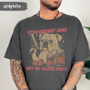Lustiges Englische Bulldogge T-Shirt, Erdbeermarmeladen aber meine Glock nicht, Komfortfarben Englische Bulldogge T-Shirt Lustiges Meme Tee Bild 9