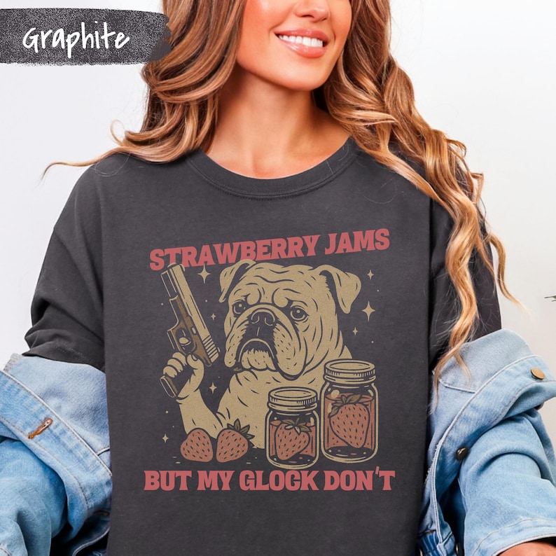 Lustiges Englische Bulldogge T-Shirt, Erdbeermarmeladen aber meine Glock nicht, Komfortfarben Englische Bulldogge T-Shirt Lustiges Meme Tee Bild 10