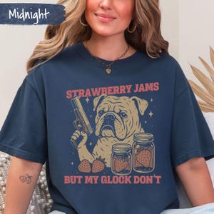 Lustiges Englische Bulldogge T-Shirt, Erdbeermarmeladen aber meine Glock nicht, Komfortfarben Englische Bulldogge T-Shirt Lustiges Meme Tee Bild 6