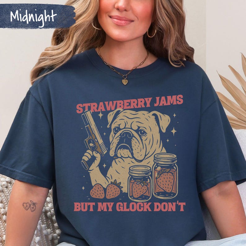 Lustiges Englische Bulldogge T-Shirt, Erdbeermarmeladen aber meine Glock nicht, Komfortfarben Englische Bulldogge T-Shirt Lustiges Meme Tee Bild 6