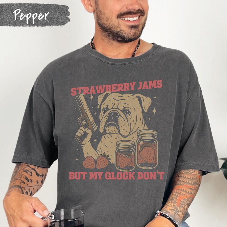 Lustiges Englische Bulldogge T-Shirt, Erdbeermarmeladen aber meine Glock nicht, Komfortfarben Englische Bulldogge T-Shirt Lustiges Meme Tee Bild 4