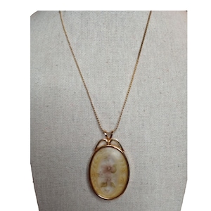 Vintage Lovely, Fashionable, Unique Fun Painted Flower Pendant on Goldtone Chain