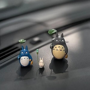 Niedliche Anime-Figur Auto-Armaturenbrett-Dekor, stehende Auto-Anhängerverzierung, charmante Figur für alle Anime-Fans