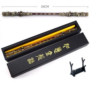K&ouml;nnte beinhalten: Eine schwarze Box mit goldenen Schriftz&uuml;gen, die "龍 騰 祥瑞" lautet, und ein roter und goldener dekorativer Stab mit einem Drachenmuster. Der Stab ist 34 cm lang und wird mit einem schwarzen St&auml;nder geliefert.