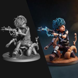 Puede incluir: Figura detallada de un personaje joven con cabello azul, arrodillado y sosteniendo un arma futurista con efectos de energía azul. La figura está sobre una base marrón, con una versión en escala de grises de la misma figura a la izquierda.