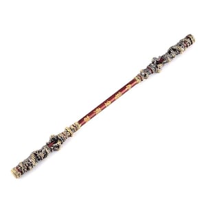 K&ouml;nnte beinhalten: Ein langer, rot-goldener Stab mit komplizierten drachenartigen Verzierungen an jedem Ende. Der Stab ist mit goldenen chinesischen Schriftzeichen verziert.