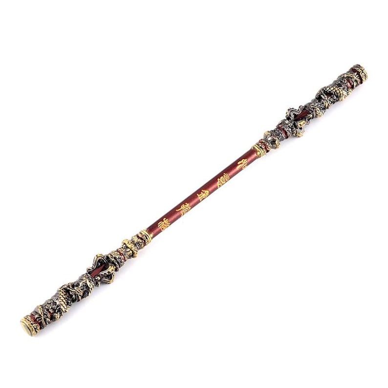 K&ouml;nnte beinhalten: Ein langer, rot-goldener Stab mit komplizierten drachenartigen Verzierungen an jedem Ende. Der Stab ist mit goldenen chinesischen Schriftzeichen verziert.