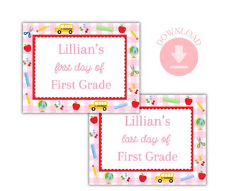 Puede incluir: Dos letreros rosas y blancos con estampado de cuadros vichy y bordes festoneados rojos. Uno dice "Primer día de primer grado de Lillian", el otro "Último día de primer grado de Lillian". Ilustraciones escolares.