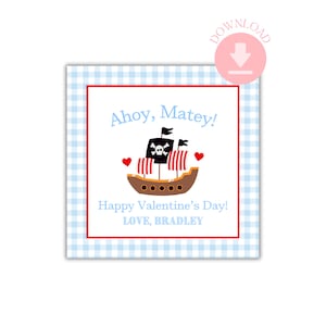 Puede incluir: Una tarjeta de San Valentín con una ilustración de un barco pirata. La tarjeta tiene un borde rojo, un fondo de cuadros azules y blancos y el texto "Ahoy, Matey!" y "¡Feliz Día de San Valentín! Love, Bradley."