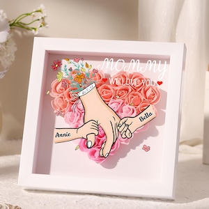 Cadeau fête des mères pour maman, boîte d'ombre de fleurs personnalisée, cadre rose tenant la main avec les noms de petits-enfants, cadeau pour grand-mère, souvenir commémoratif