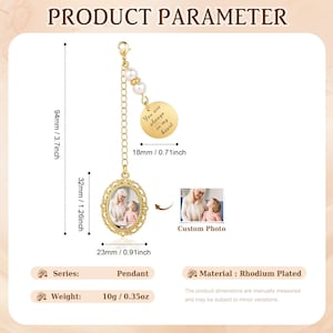 Op de afbeelding: Een goudkleurige hanger met een ovale fotolijst met filigraanrand, een ketting met twee witte parels en een ronde bedel gegraveerd met de tekst 'You are always in my heart'. De totale lengte is 94mm, met een gewicht van 10g.