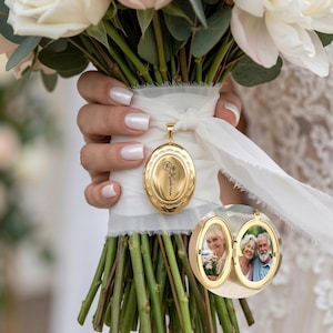 Peut inclure: Un médaillon ovale doré avec un motif floral gravé sur le devant. Le médaillon est présenté fermé et ouvert, révélant deux cadres intérieurs contenant des photographies d'un couple âgé. Le médaillon est attaché à un ruban blanc.