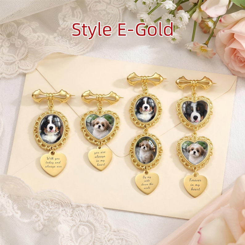 Op de afbeelding: Vier goudkleurige metalen broches met ovale of hartvormige frames, hondenportretten en gegraveerde hartvormige bedels. De tekst luidt Style E-Gold, With you today and always xxx, You are always in my heart, By my side down the aisle en Forever in my heart.