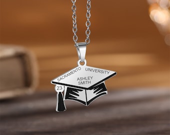 Benutzerdefinierte Bachelor Cap Namenskette, Klasse von 2026 Abschlusshalskette, personalisiertes Erinnerungsgeschenk für sie