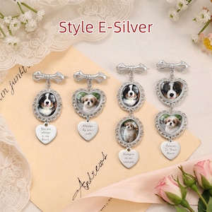 Op de afbeelding: Vier zilverkleurige metalen broches met sierlijke filigraanframes. Twee broches hebben enkele ovale of hartvormige fotohangers van honden met hartbedels met de inscriptie "You are always in my heart" of "Always by your side". Twee hebben dubbele hangers.