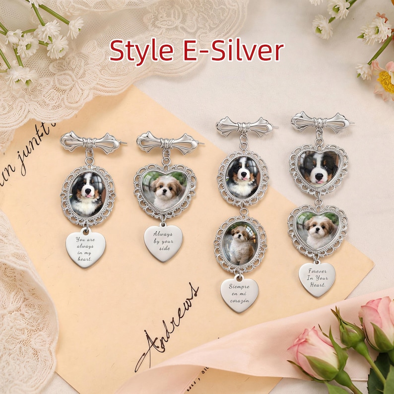 Op de afbeelding: Vier zilverkleurige metalen broches met sierlijke filigraanframes. Twee broches hebben enkele ovale of hartvormige fotohangers van honden met hartbedels met de inscriptie "You are always in my heart" of "Always by your side". Twee hebben dubbele hangers.