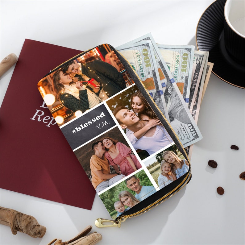 Puede incluir: Una cartera negra con cremallera con un collage de fotos impreso en la parte delantera. Las fotos muestran una pareja y su familia. El texto "#blessed V.M." est&aacute; impreso en la cartera.