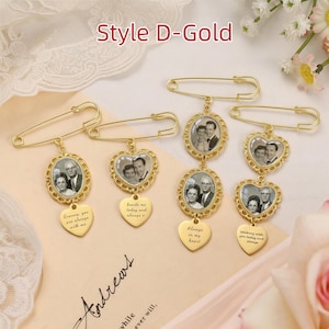 Op de afbeelding: Vier goudkleurige veiligheidsspeld-broches met hangende fotobedels. Twee hebben enkele ovale of hartvormige frames met gegraveerde hartvormige hangers. Twee hebben dubbele frames met hartvormige hangers en gegraveerde tekst.