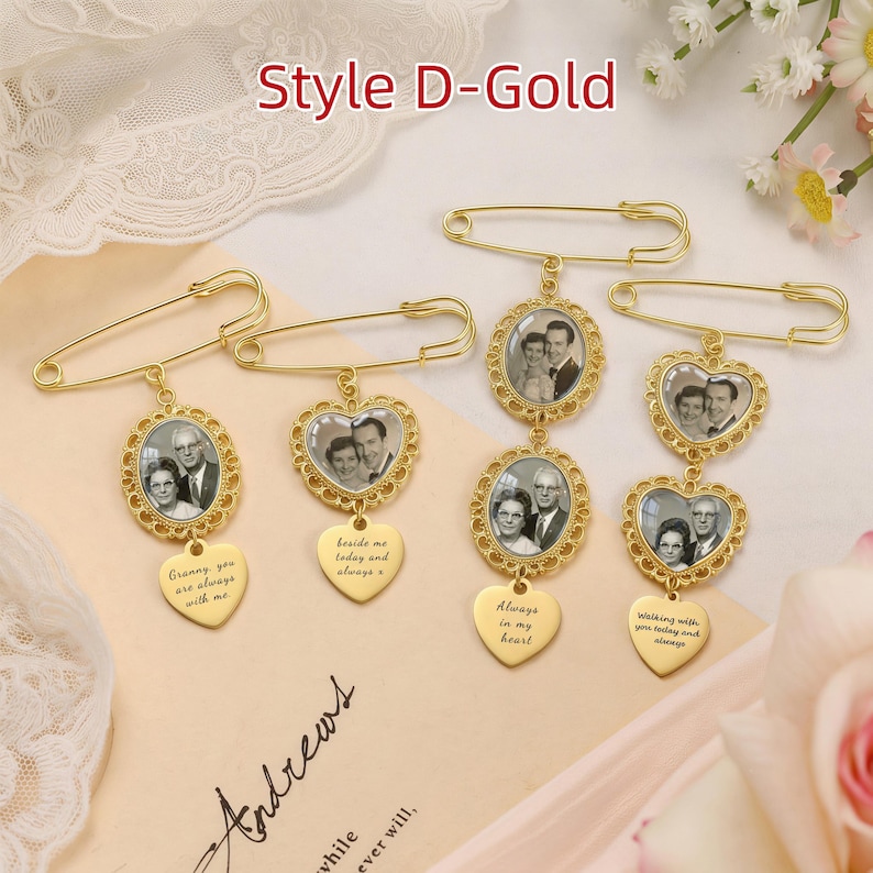 Op de afbeelding: Vier goudkleurige veiligheidsspeld-broches met hangende fotobedels. Twee hebben enkele ovale of hartvormige frames met gegraveerde hartvormige hangers. Twee hebben dubbele frames met hartvormige hangers en gegraveerde tekst.