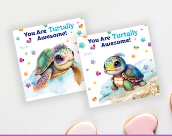 Könnte beinhalten: Zwei druckbare Geschenkanhänger mit einer Comic-Schildkröte mit dem Text "You Are Turtally Awesome!" und "from" auf jedem Anhänger. Die Anhänger sind mit bunten Sternen und Herzen verziert.