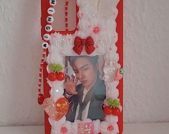 Funda para teléfono Kpop Decoden con dije, hecha a mano, personalizada, kawaii, linda caricatura inspirada con dije, tarjeta fotográfica coreana japonesa