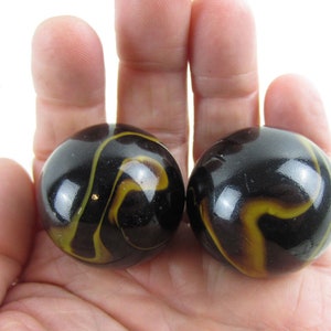 2 Boulders 35mm POISON DART FROG Marbles Black/Yellow Swirl glass