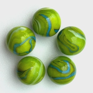 Pode incluir: Cinco bolas de gude de vidro verde com redemoinhos azuis e brancos. As bolas de gude estão dispostas em um padrão circular, cada uma com um padrão de cores único. As bolas de gude têm um acabamento brilhante e estão sobre um fundo branco.