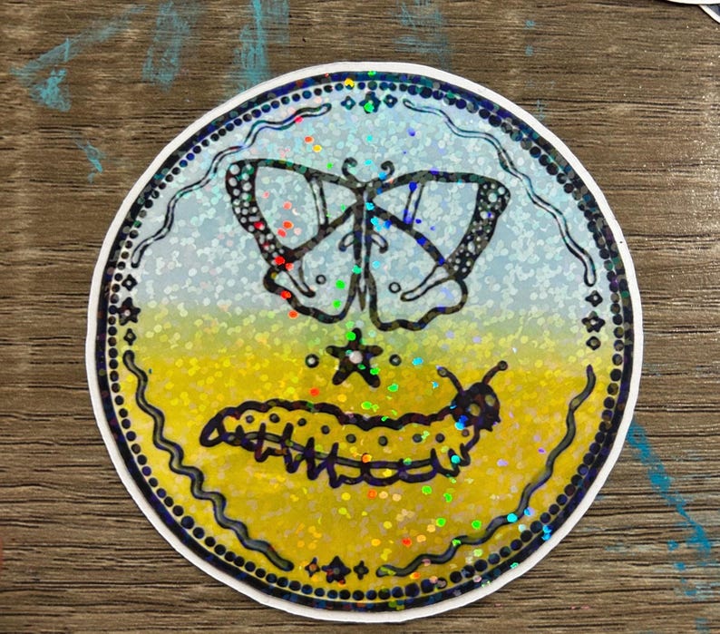 K&ouml;nnte beinhalten: Ein runder Aufkleber mit holografischem Finish zeigt eine Schwarzwei&szlig;illustration eines Schmetterlings und einer Raupe. Der Hintergrund ist ein Farbverlauf von Blau zu Gelb.