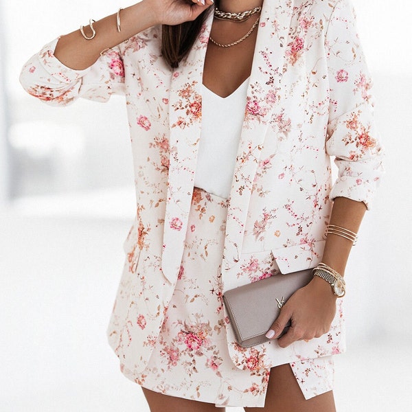 Ensemble blazer floral avec jupe-culotte