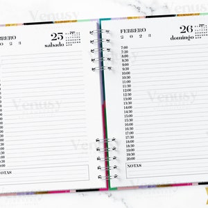 Puede incluir: Agenda abierta para febrero de 2023, con p&aacute;ginas rayadas y franjas horarias de 7:00 a 20:00. Incluye un bol&iacute;grafo dorado y un clip en forma de coraz&oacute;n. La agenda tiene un borde colorido y la palabra "NOTAS".