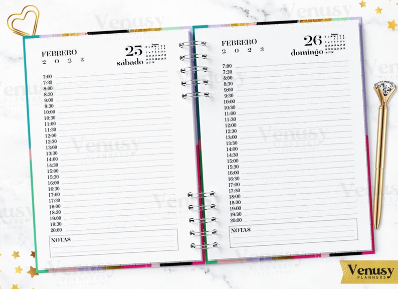 Puede incluir: Agenda abierta para febrero de 2023, con p&aacute;ginas rayadas y franjas horarias de 7:00 a 20:00. Incluye un bol&iacute;grafo dorado y un clip en forma de coraz&oacute;n. La agenda tiene un borde colorido y la palabra "NOTAS".