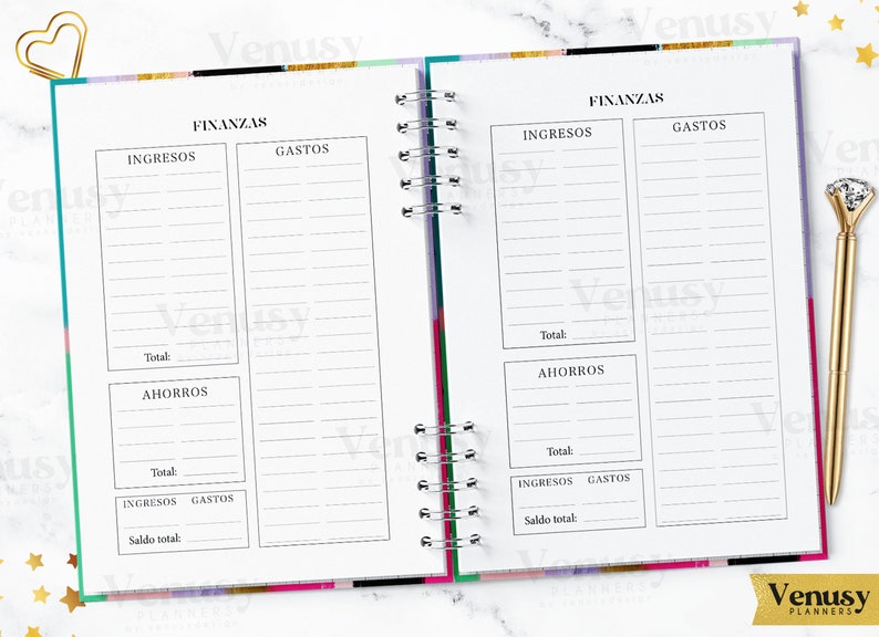 Puede incluir: Planificador abierto con encabezados "FINANZAS" y secciones para "INGRESOS", "GASTOS" y "AHORROS". Las p&aacute;ginas son blancas con l&iacute;neas y texto en negro. Se ve un bol&iacute;grafo dorado con una parte superior en forma de diamante y un clip de papel dorado en forma de coraz&oacute;n.