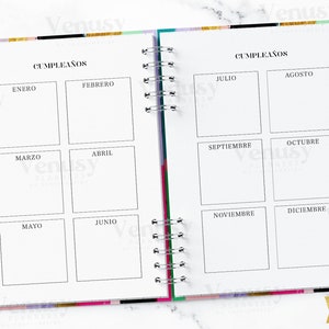 Puede incluir: Cuaderno abierto con encuadernaci&oacute;n en espiral, con un dise&ntilde;o de planificaci&oacute;n de cumplea&ntilde;os. Las p&aacute;ginas son blancas con texto negro, incluyendo la palabra "CUMPLEA&Ntilde;OS" y nombres de meses. Se ve un bol&iacute;grafo y un clip dorados.