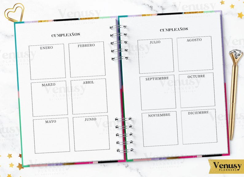 Puede incluir: Cuaderno abierto con encuadernaci&oacute;n en espiral, con un dise&ntilde;o de planificaci&oacute;n de cumplea&ntilde;os. Las p&aacute;ginas son blancas con texto negro, incluyendo la palabra "CUMPLEA&Ntilde;OS" y nombres de meses. Se ve un bol&iacute;grafo y un clip dorados.