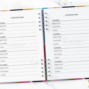 Puede incluir: Cuaderno abierto con p&aacute;ginas rayadas para informaci&oacute;n de contacto. Encuadernaci&oacute;n en espiral plateada. El cuaderno tiene un borde estampado colorido y un bol&iacute;grafo dorado con una parte superior en forma de diamante. La palabra "CONTACTOS" est&aacute; en la parte superior de la p&aacute;gina.