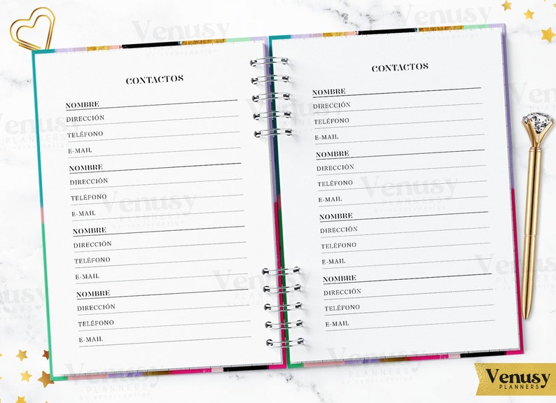 Puede incluir: Cuaderno abierto con p&aacute;ginas rayadas para informaci&oacute;n de contacto. Encuadernaci&oacute;n en espiral plateada. El cuaderno tiene un borde estampado colorido y un bol&iacute;grafo dorado con una parte superior en forma de diamante. La palabra "CONTACTOS" est&aacute; en la parte superior de la p&aacute;gina.